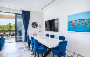 Μια τηλεόραση ή/και κέντρο ψυχαγωγίας στο Amazing Home In Komarna