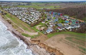 eine Luftansicht eines Resorts am Meer in der Unterkunft Ferienhaus Haustyp T in Süssau