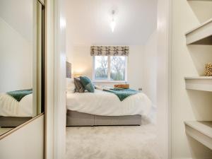 um quarto com 2 camas e uma janela em Oak View Lodge em Llanrhaiadr