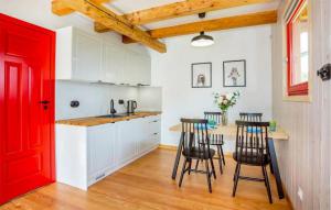 Η κουζίνα ή μικρή κουζίνα στο 2 Bedroom Lovely Home In Rowy