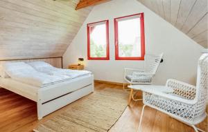 sypialnia z białym łóżkiem i 2 krzesłami w obiekcie 2 Bedroom Lovely Home In Rowy w Rowach