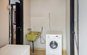 a laundry room with a washing machine and a sink at Amazing Home In Leines With House Sea View in Leines