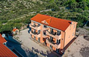 Budova, v ktorej sa apartmán nachádza + 12 fotografií
