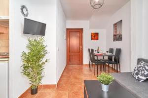 un salon avec une table et une salle à manger dans l'établissement Apartamento Almijara 2, à Nerja