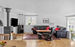 ein Wohnzimmer mit einem Sofa und einem Tisch in der Unterkunft 3 Bedroom Beautiful Home In Vordingborg in Vordingborg