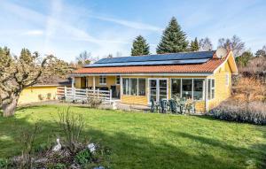 uma casa amarela com painéis solares no telhado em 3 Bedroom Beautiful Home In Vordingborg em Vordingborg