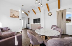 Televisyen dan/atau pusat hiburan di Beautiful Home In Skradin With Kitchen +42 gambar