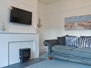 uma sala de estar com um sofá e uma lareira em Aquamarine em Scarborough