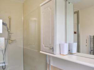 een badkamer met een witte kast en een douche bij Mains Of Asloun Two - Uk44788 in Alford