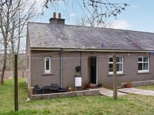 een stenen huis met een veranda en een patio bij Mains Of Asloun Two - Uk44788 in Alford