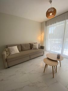 uma sala de estar com um sofá e uma mesa em Casa Bendita - LUXURY APARTMENT BENIDORM em Benidorm