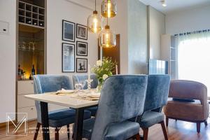 una sala da pranzo con tavolo e sedie blu di Canterbury Golf Resort Apartments a Piliyandala