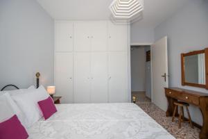 Un dormitorio con una cama, un escritorio y un espejo. en Hidden Sea Crest Villa by "elite", en Lithakia 37 fotos más