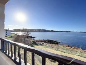 un balcón con vistas a un cuerpo de agua en P98 - Bonito apartamento sobre el mar, en Fornells