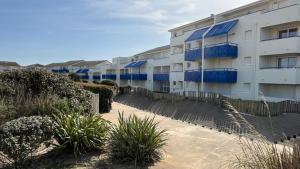 海洋拉卡諾的住宿－BELLE VUE OCEAN, 2 CHAMBRES, terrasse 30m2, parking privatif et piscine en été，一座建筑的侧面设有太阳能电池板