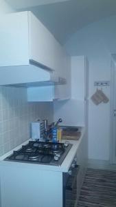 Il comprend une cuisine équipée d'un four et de plaques de cuisson. dans l'établissement Romantic Chic Loä, à Loano 23 autres photos