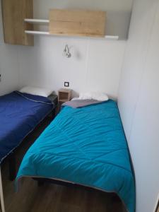 Ένα ή περισσότερα κρεβάτια σε δωμάτιο στο Mobilhome 422 3ch/1 sdb camping 4* La Réserve SIBLU Gastes