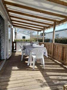 Μπαλκόνι ή βεράντα στο Mobilhome 422 3ch/1 sdb camping 4* La Réserve SIBLU Gastes