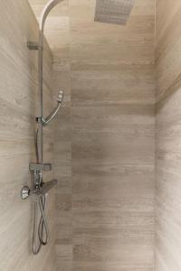 een douche met een douchekop in de badkamer bij Chemin Vert/Voltaire : Charming Apartment 4P in Parijs