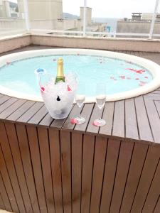 Bazén v ubytování Suíte, piscina compartilhada, não é o apartamento inteiro somente suíte nebo v jeho okolí