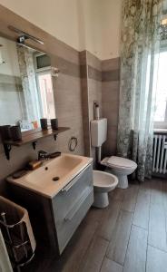 een badkamer met een wastafel en een toilet bij Casa Riverbero in Novara