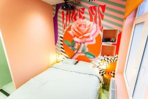 a bedroom with a pink rose on the wall at Capsule Flower - Balneo - Cinema - Billard - Nintendo Switch - Mons Centre in Mons
