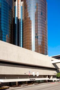 uma vista de um edifício com muitos edifícios altos em The Westin Bonaventure Hotel & Suites, Los Angeles em Los Angeles