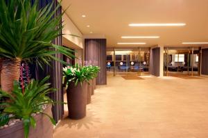 um átrio de escritório com vasos de plantas nas paredes em The Westin Bonaventure Hotel & Suites, Los Angeles em Los Angeles