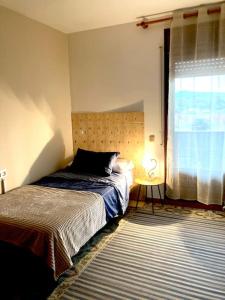 sypialnia z łóżkiem i oknem w obiekcie Sa Glorieta w mieście Palafrugell