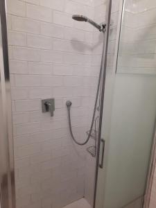 ミラノにあるSmart Central Apartments Doriaのバスルーム(シャワー、シャワーヘッド付)が備わります。