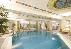 una piscina in una casa con soffitto di Ailwaldhof Parkhotel & Spa a Baiersbronn Altre 24 foto