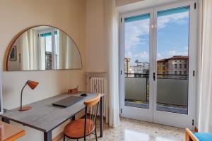 un ufficio con scrivania e finestra di Cadelpiero Apt - near the University a Bergamo