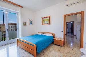una camera da letto con un letto e una grande finestra di Cadelpiero Apt - near the University a Bergamo