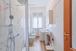 un bagno con doccia, WC e lavandino di Cadelpiero Apt - near the University a Bergamo