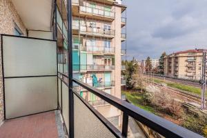 un balcone con vista su un edificio di Cadelpiero Apt - near the University a Bergamo