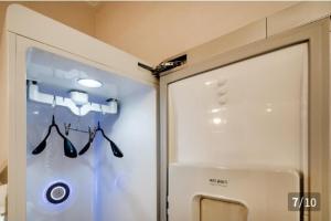 uma porta de vidro com dois pares de cabides em Hotel 24st Prestige em Seosan