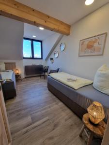1 dormitorio con 1 cama y sala de estar en Ferienwohnung Bauer, en Feldafing