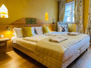 a bedroom with a large bed in a room at Historisches Gästehaus Au Faucon von 1535 in Wissembourg