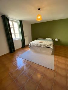 een slaapkamer met een bed en een groot raam bij Puits des arènes in Béziers