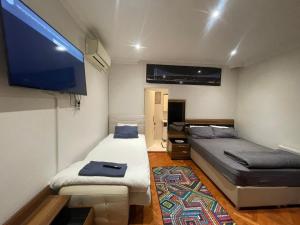 Kleines Zimmer mit 2 Betten und einem Flachbild-TV. in der Unterkunft Taksim Square 2plus1 Big Flat on the Center with 2 Bathroom in Istanbul