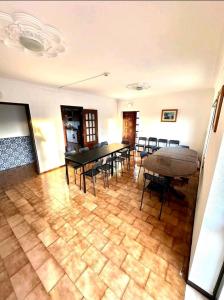 - une salle à manger avec des tables et des chaises dans l'établissement Portimao Central Holiday Guesthouse, à Portimão