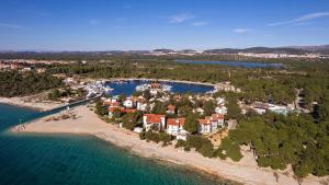 een luchtzicht op een resort op een strand bij Amadria Park Apartments Šibenik in Šibenik