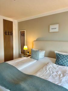 a hotel room with two beds and a window at Landhotel Bauernstuben in Neuharlingersiel