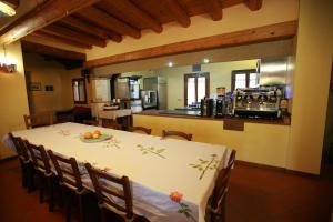 A restaurant or other place to eat at B&B Contarine