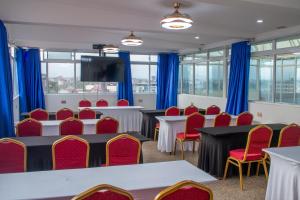 Sala de conferencias con mesas y sillas y TV de pantalla plana en Equine Hotel en Ruiru
