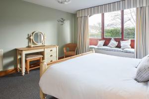 Un dormitorio con una cama y un espejo y una ventana. en Host & Stay - The Coach House, en Beal 16 fotos más