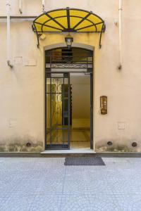 wejście do budynku z otwartymi drzwiami w obiekcie Appartamento via Visconti w Rzymie