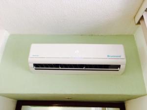 aire acondicionado en el techo de una habitación en Quinta Carrizalillo, en Puerto Escondido