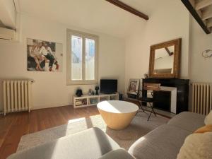 ein Wohnzimmer mit einem Sofa und einem Tisch in der Unterkunft Duplex Universite in Montpellier