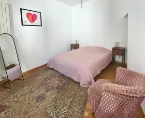 1 Schlafzimmer mit einem Bett, 2 Stühlen und einem Teppich in der Unterkunft Duplex Universite in Montpellier